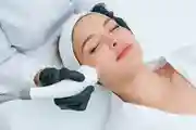 Frau bekommt Laserbehandlung im Gesicht