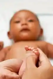 Baby-Massage im hellen Kursraum